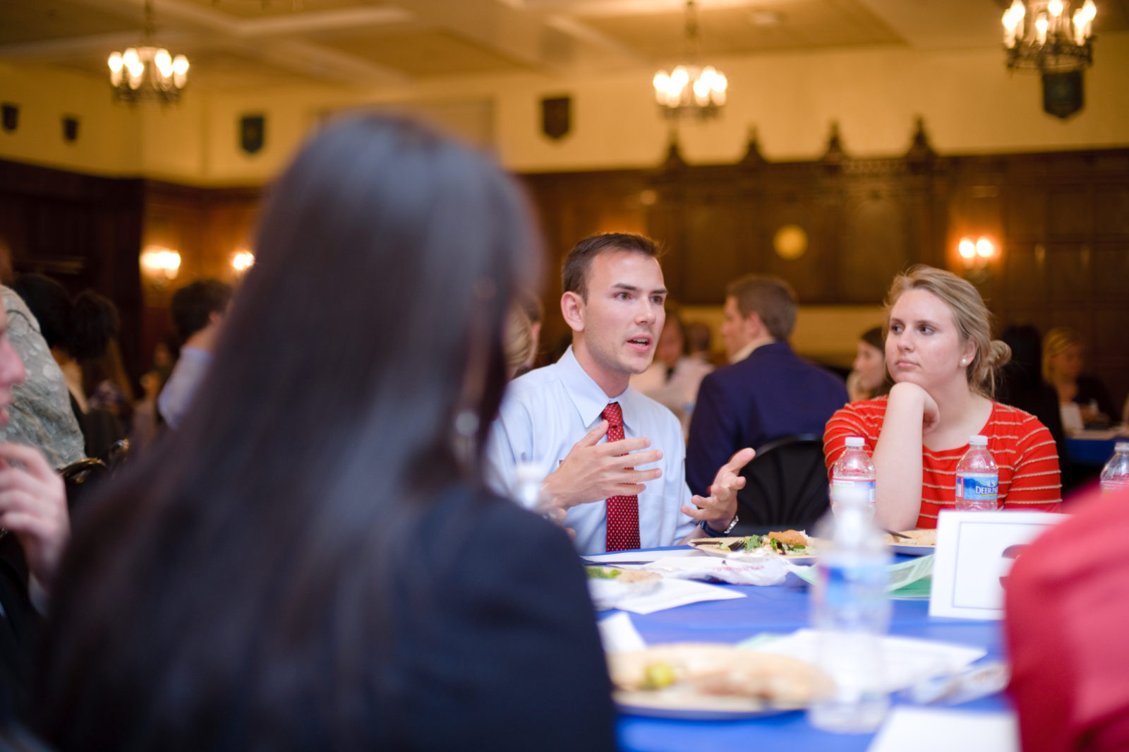 Andrew Powalney (J 08) speaks to IPJ students at a roundtable dinner.