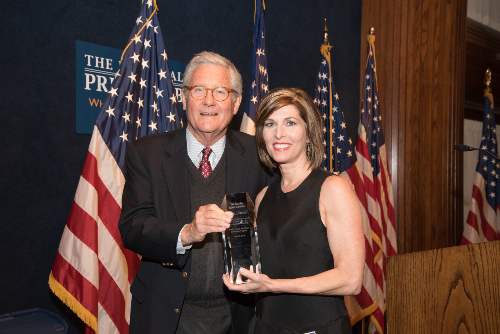 TFAS Trustee Fred Barnes of The Weekly Standard presents Sharyl Attkisson with the inaugural Kenneth Y. Tomlinson Award for Outstanding Reporting.
