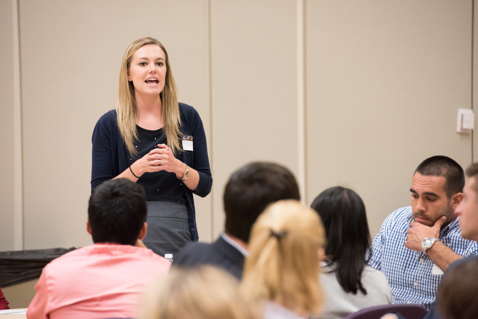 Lauren Zdanowitz (IBGA 11) offers career advice to students at the IBGA alumni roundtable.