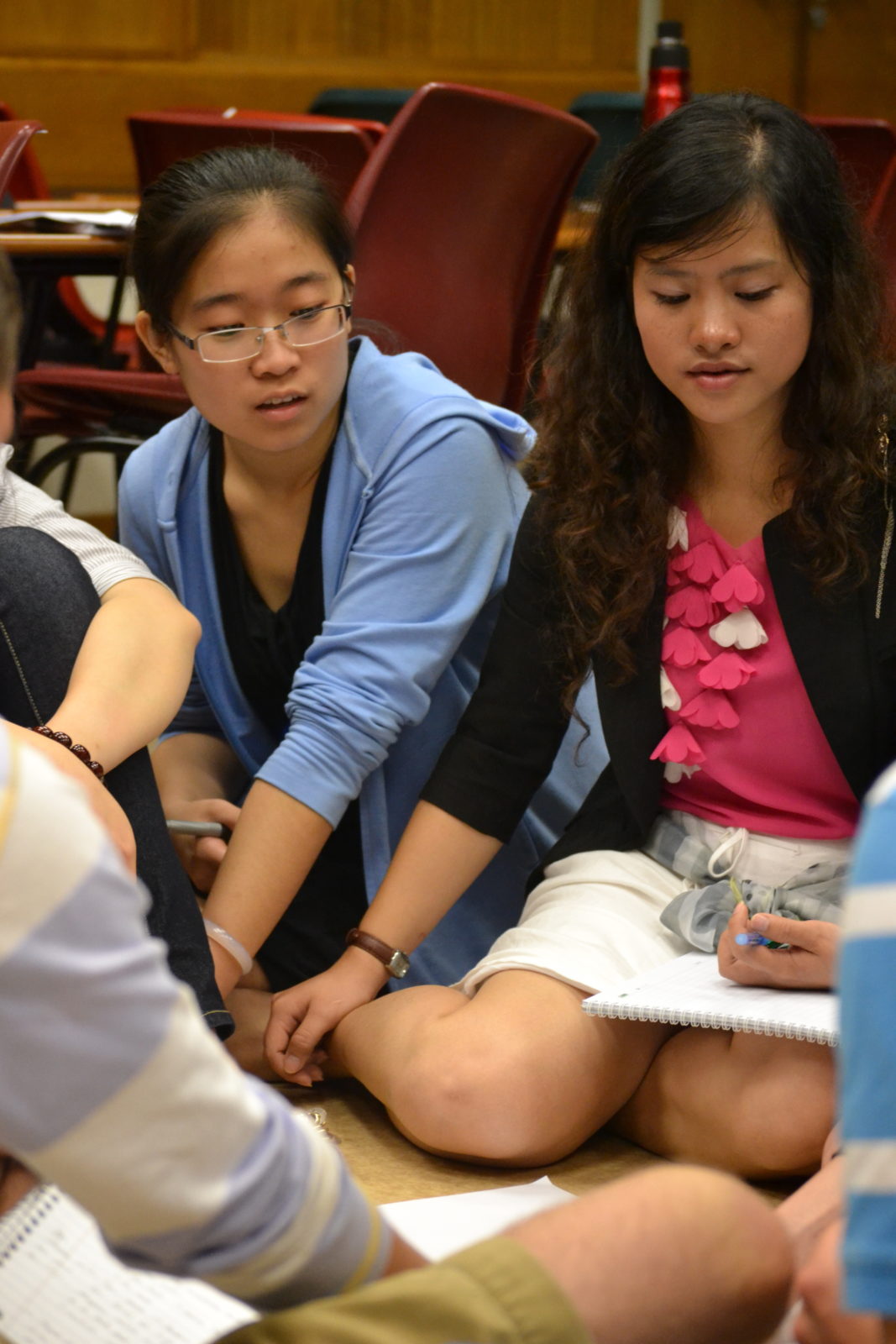 AIPE students Ma Yisha (left) and Van Nguyen (right) work on a team assignment during class. 
