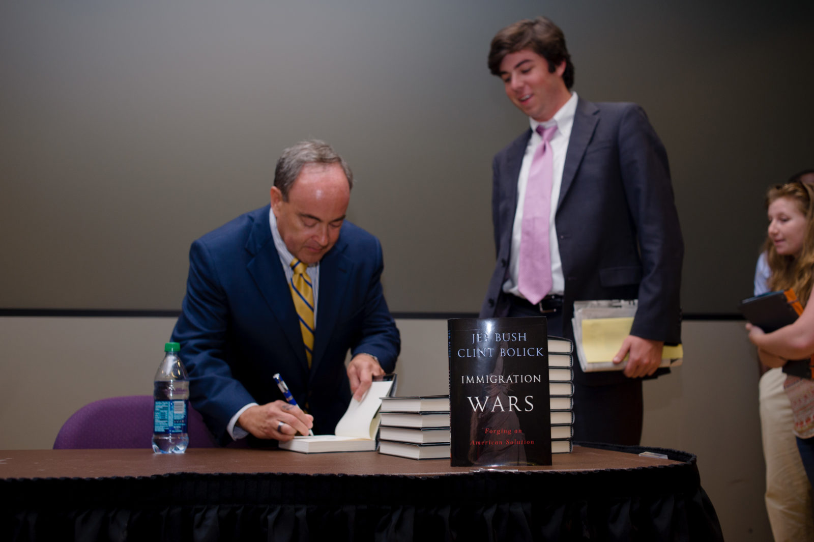 TFAS Alumnus Clint Bolick (ICPES 78) meets with TFAS students and signs copies of his new book, “Immigration Wars: Forging an American Solution.” Bolick was one of many TFAS alumni to volunteer their time and expertise to students this summer. Watch for an upcoming newsletter featuring all of our 2013 TFAS Alumni Volunteers. 