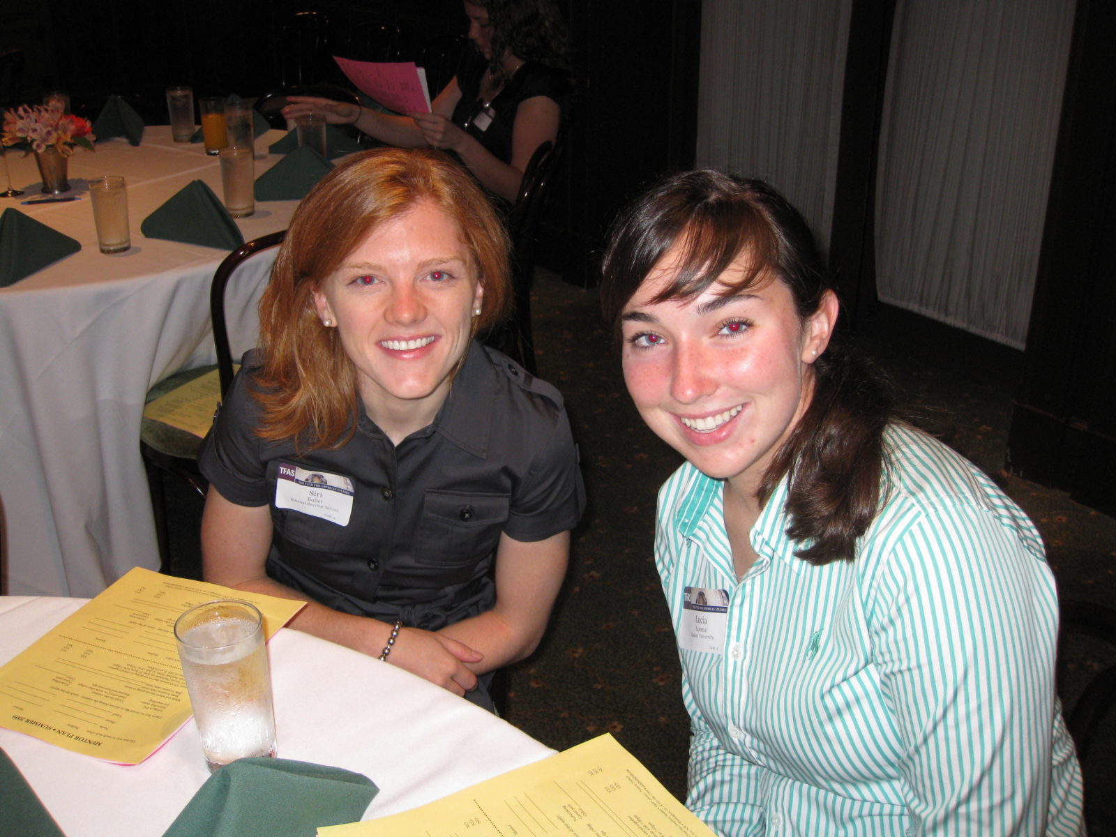 (l.-r.) Siri Buller (P 04), a TFAS Leadership Fellow and mentor, meets her mentee Lucia Lorenz who is a current IPVS student.