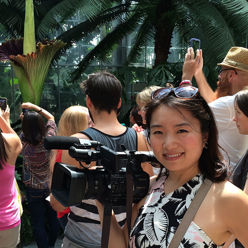 Elizabeth Jia and blooming corpse flower