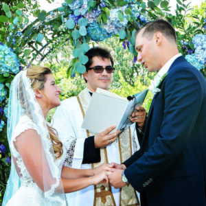 Amanda and Kris Munger say their vows